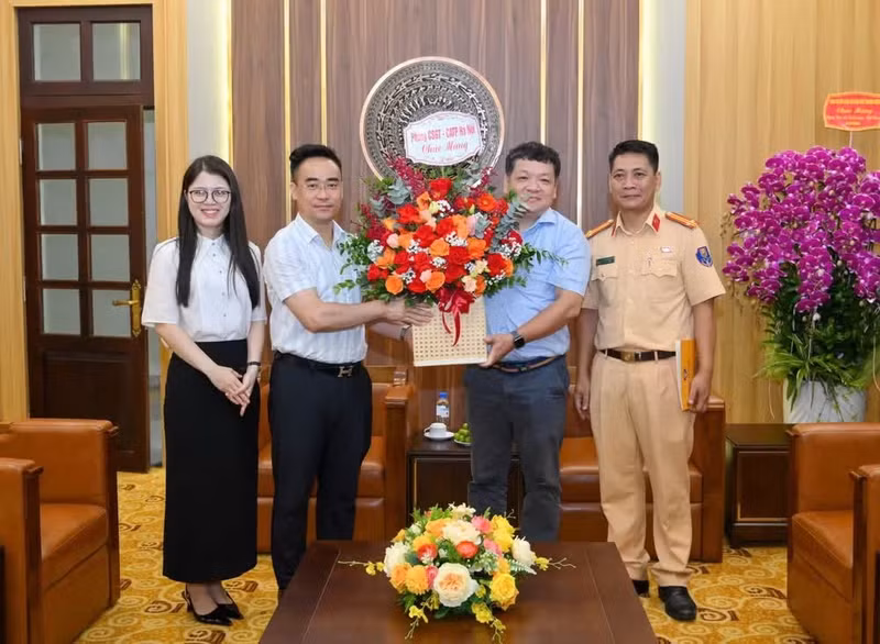 El teniente coronel Tran Anh Tuan, subdirector del Departamento de Policía de Tránsito de la Policía de Hanói, felicita a los periodistas y trabajadores de Nhan Dan.