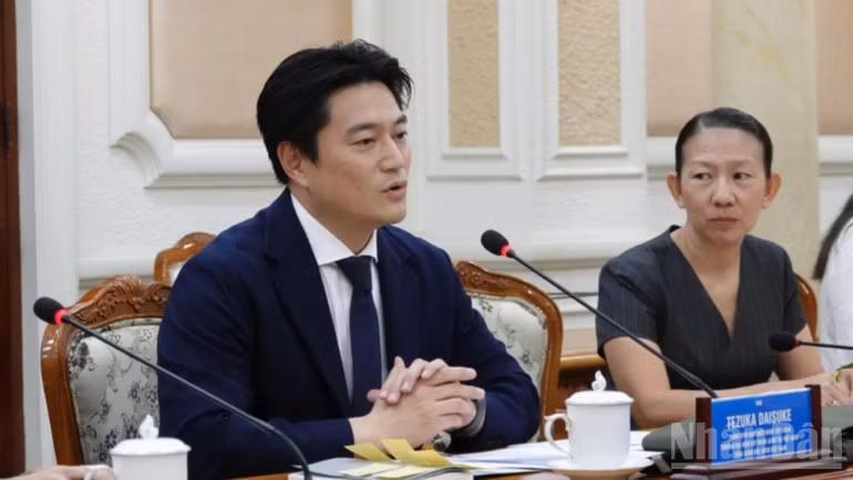 El representante jefe del Grupo japonés AEON en Vietnam, Tezuka Daisuke, habla en la cita.