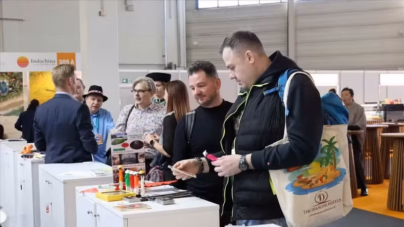Turistas extranjeros conocen las propuestas de Vietnam en la Feria Internacional de Turismo de Berlín 2026. (Foto: VNA)