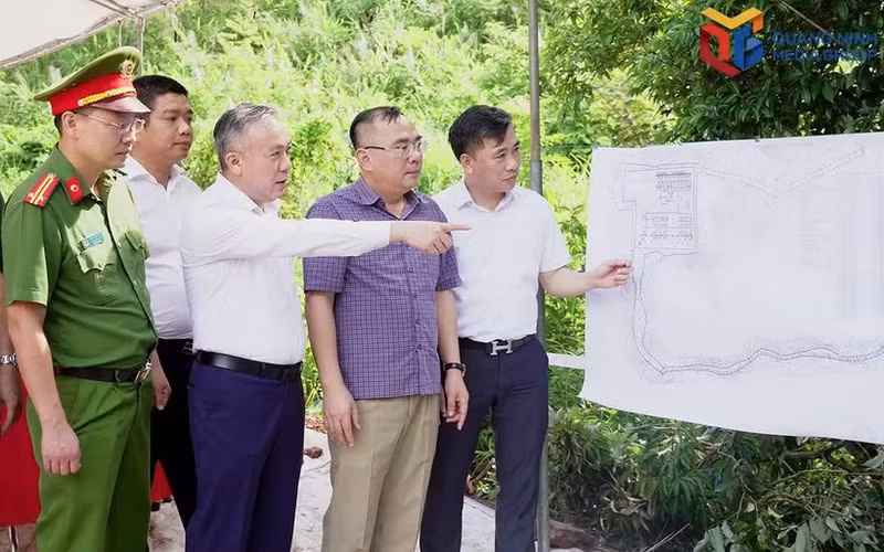 La Junta de Gestión de Proyectos de Northern Power informa a dirigentes de la comuna de Hai Ninh sobre el progreso de la limpieza de terrenos para la construcción del proyecto de la subestación de 220 kV de Mong Cai (Fuente: baoquangninh.vn)