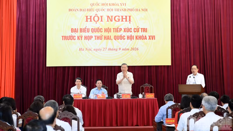 El secretario general del Partido Comunista y presidente de Vietnam, To Lam, y miembros de la delegación de diputados de la circunscripción electoral número 1. (Foto: nhandan.vn)