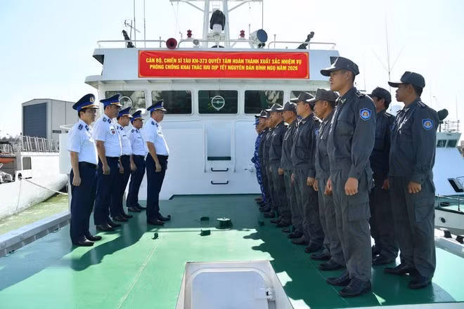 El comisario político de la Comandancia de la Guardia Costera de la Región 4, mayor general Nguyen Van Dung, visita el barco patrullero (Foto: VNA)