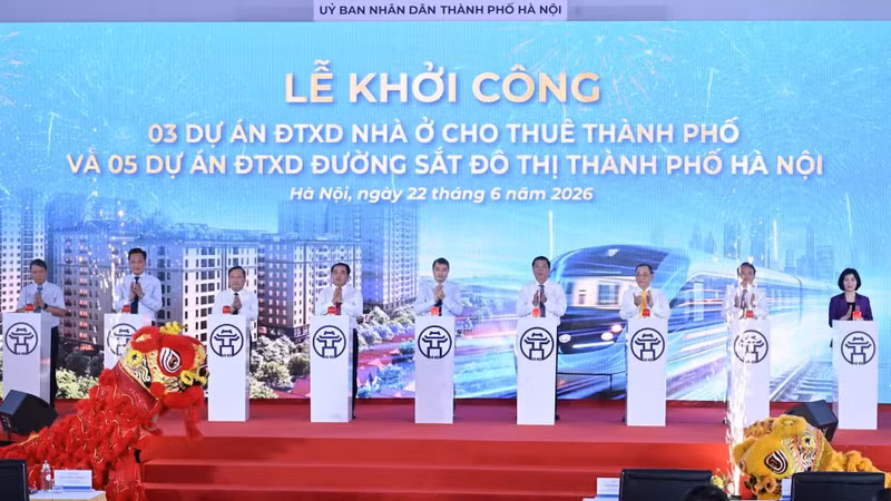 El primer ministro Le Minh Hung y su delegación inauguran la construcción de proyectos de viviendas de alquiler y cinco líneas de metro en Hanói. (Fuente: Nhan Dan)