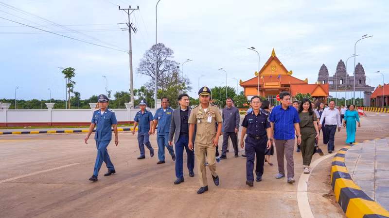 Representantes vietnamitas y camboyanos en el estudio de campo. (Fuente: https://baotayninh.vn/)