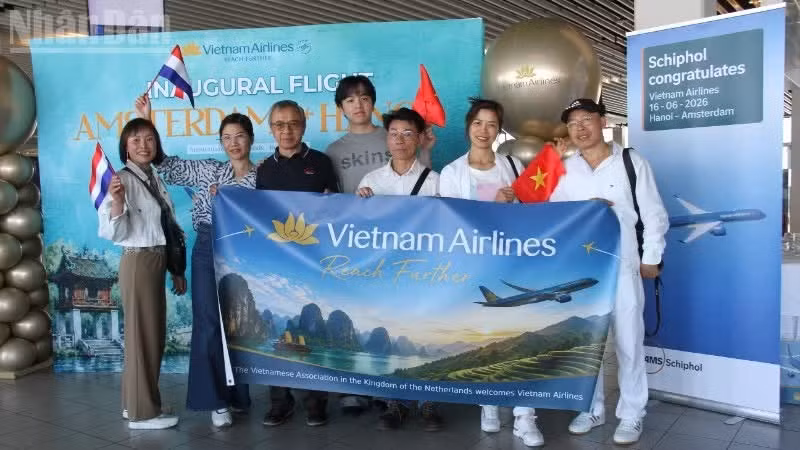 La alegría de los vietnamitas residentes en el extranjero al regresar a su tierra natal en el primer vuelo directo de Vietnam Airlines desde el Aeropuerto de Ámsterdam-Schiphol.
