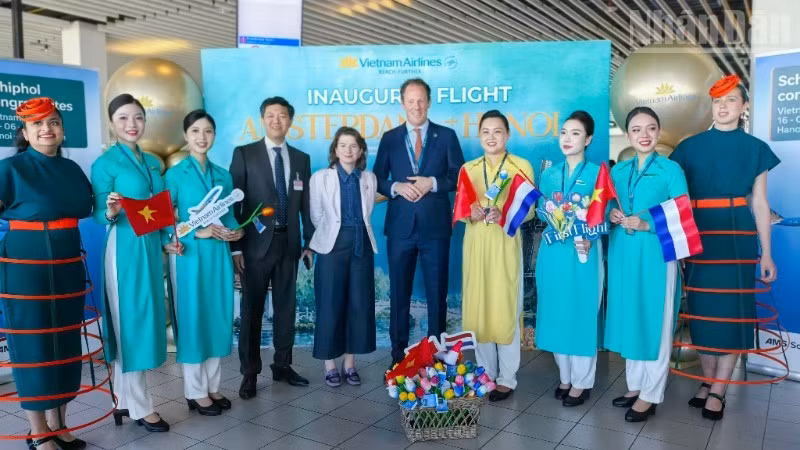La ceremonia de inauguración de la ruta directa a Hanói se celebra en el Aeropuerto de Ámsterdam-Schiphol.