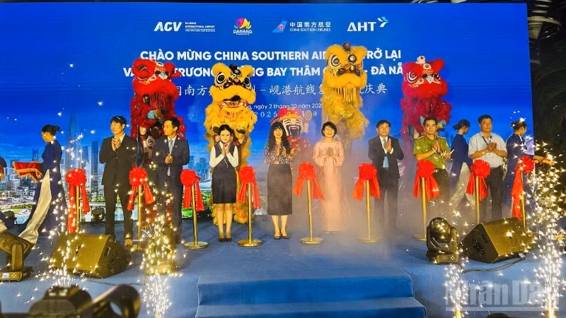El acto de reapertura de la ruta Shenzhen – Da Nang. (Foto: Nhan Dan)