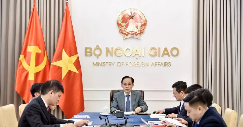 El ministro de Relaciones Exteriores de Vietnam, Le Hoai Trung, mantiene una conversación telefónica con la vicepresidenta de la Comisión Europea y alta representante de la Unión Europea para Asuntos Exteriores y Política de Seguridad, Kaja Kallas. (Foto: Ministerio de Relaciones Exteriores)