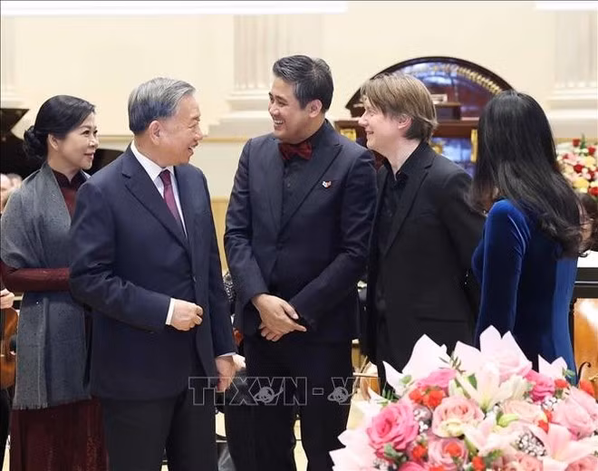 El secretario general del Partido Comunista de Vietnam, To Lam, y su esposa, conversan con los artistas (Foto: VNA)