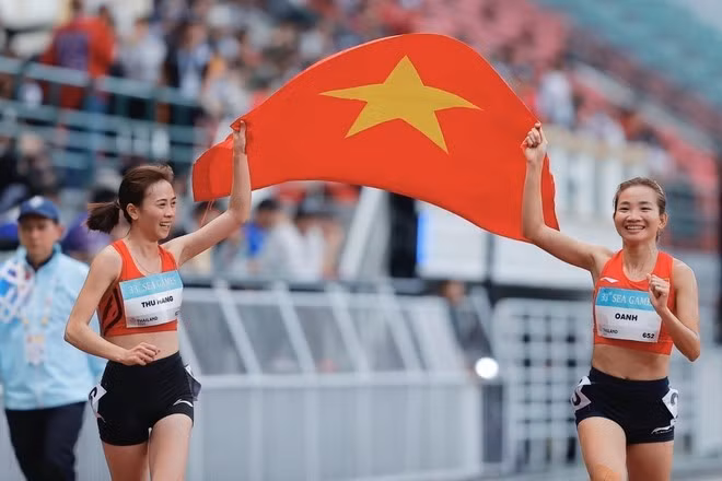 Las atletas Nguyen Thi Oanh y Doan Thu Hang celebran su victoria. (Fuente: VNA)