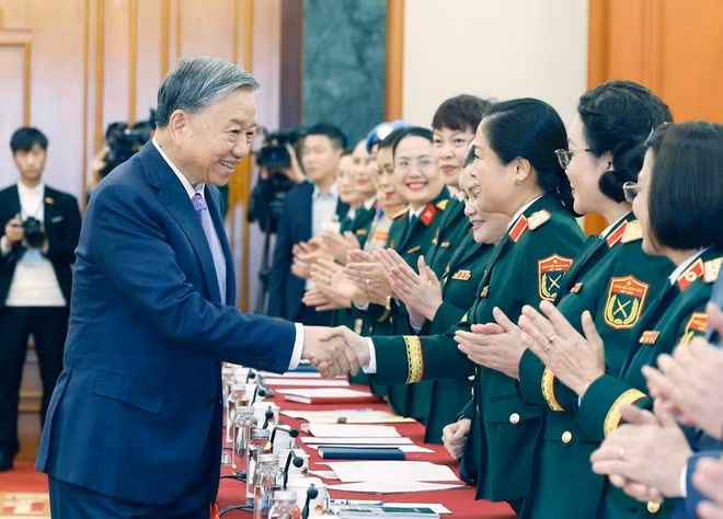 El secretario general del Partido Comunista de Vietnam, To Lam, y delegadas. (Fuente: VNA)