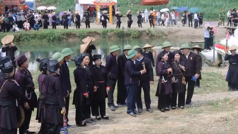 Interpretación del canto sli a orillas del río Bac Sen.