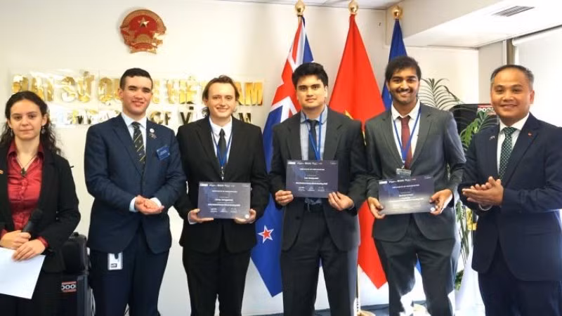 El embajador vietnamita en Wellington, Phan Minh Giang, entrega premios a los estudiantes con resultados destacados en la conferencia. (Fotografía: Cortesía de la embajada de Vietnam en Nueva Zelanda)