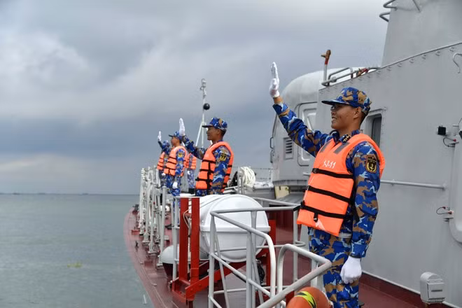 Oficiales y soldados de la Región Naval 2 se despidieron del buque HMNZS Aotearoa tras finalizar el entrenamiento. (Foto: VNA)