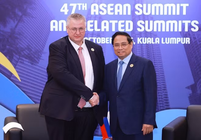 El primer ministro vietnamita, Pham Minh Chinh, y el viceprimer ministro ruso, Alexey Overchuk (Fuente: VNA)