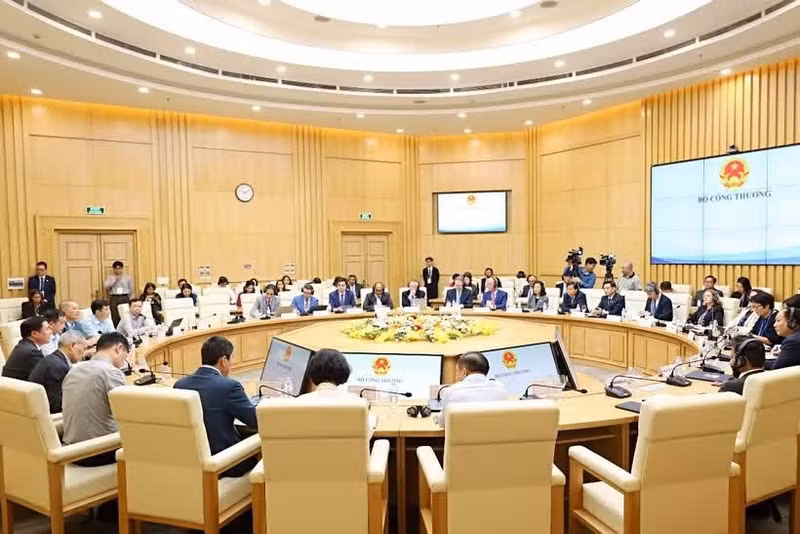 Encuentro entre representantes del Ministerio de Industria y Comercio de Vietnam y una delegación del Consejo Empresarial Estados Unidos–Asean (USABC). (Foto: VNA)