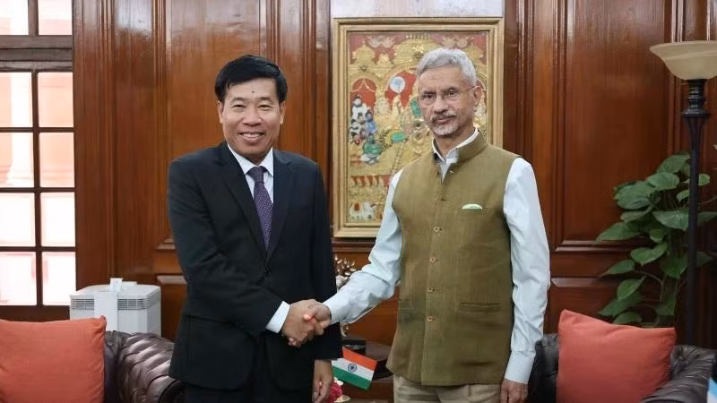 El viceministro de Asuntos Exteriores de Vietnam, Nguyen Manh Cuong, y su homólogo indio, Periasamy Kumaran.
