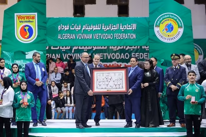 El primer ministro Pham Minh Chinh entrega obsequio a la Federación de Vovinam. (Fuente: baochinhphu.vn)