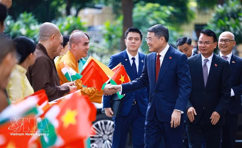 El primer ministro Le Minh Hung y delegados asisten a una ceremonia de ofrenda floral en la estatua del Presidente Ho Chi Minh, ubicada en el Parque G20 de Nueva Delhi, capital de la India. (Fuente: VNA)