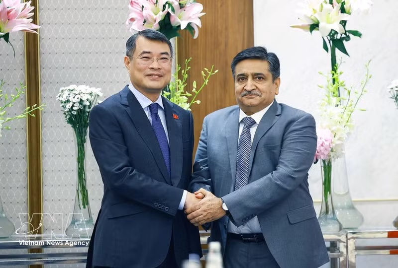 El primer ministro de Vietnam, Le Minh Hung, recibe a Sanjay Dhawan, vicepresidente de ACME. (Fuente: VNA)
