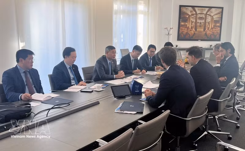 El ministro vietnamita de Finanzas, Ngo Van Tuan, sostiene una reunión con dirigentes de Rothschild & Co,. (Fuente: VNA)