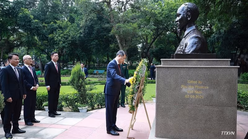 El primer ministro vietnamita Le Minh Hung deposita una ofrenda floral ante la estatua del Presidente Ho Chi Minh, ubicada en el Parque G20 de Nueva Delhi, capital de la India. (Fuente: VNA)