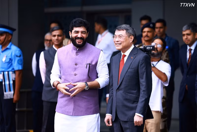 Un funcionario indio recibe al primer ministro de Vietnam, Le Minh Hung, en el Aeropuerto Internacional Indira Gandhi de Nueva Delhi.