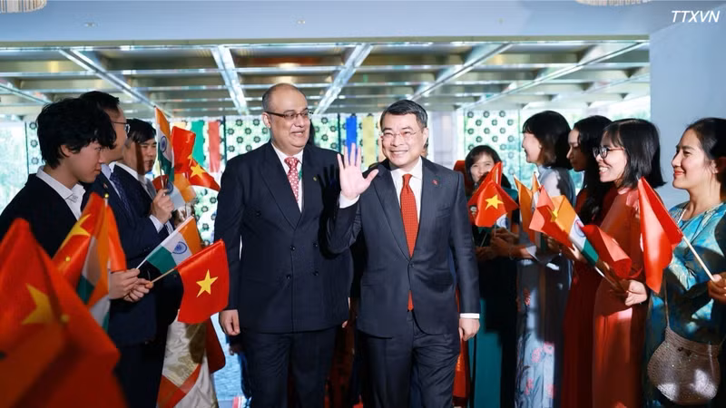 Trabajadores de la Embajada de Vietnam en Nueva Delhi reciben al premier Le Minh Hung.