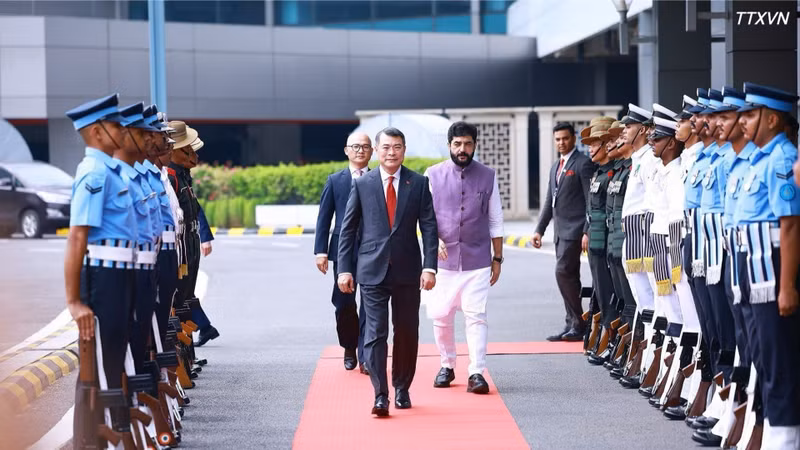 Ceremonia de bienvenida al primer ministro de Vietnam, Le Minh Hung, en el Aeropuerto Internacional Indira Gandhi, Nueva Delhi. (Foto: VNA)
