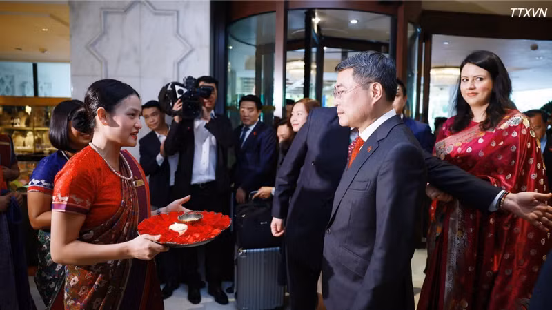 La ceremonia de bienvenida al jefe del gobierno vietnamita, Le Minh Hung, en el Aeropuerto Internacional Indira Gandhi de Nueva Delhi.