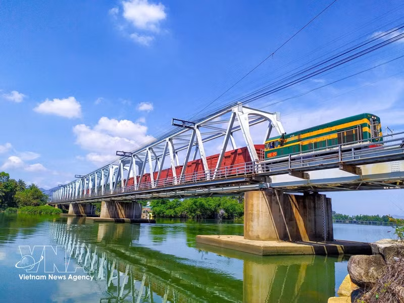 Las líneas ferroviarias no solo desempeñan un papel como infraestructura al servicio del comercio bilateral, sino que también constituyen una base para establecer un corredor de transporte ferroviario transasiático que conecte Vietnam con China, Asia Central y, más allá, Europa. (Fuente: VNA)
