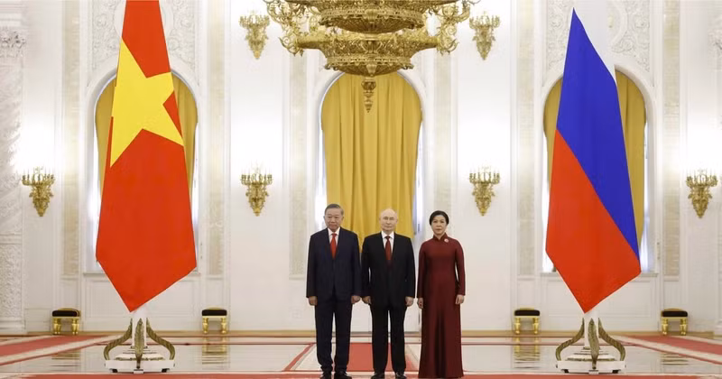 El presidente de Rusia, Vladímir Putin, recibe al secretario general del Partido Comunista y presidente de Vietnam, To Lam, y a su esposa. (Foto: VNA)