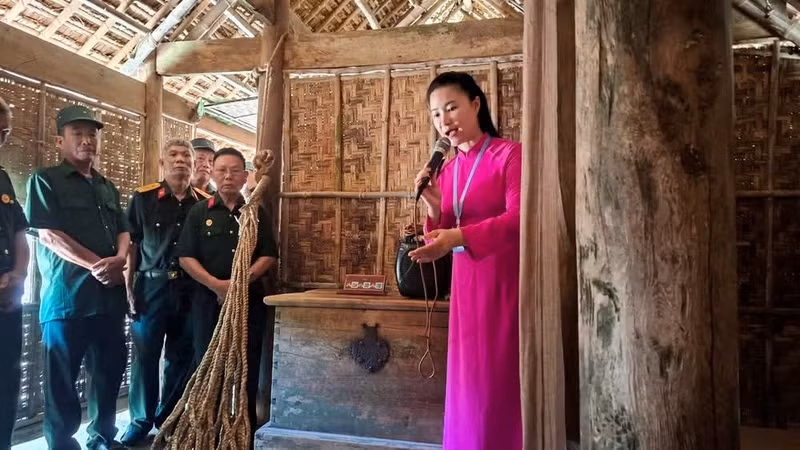 En aquella casa aún permanecen la pequeña cama y el telar que utilizaba la madre del Presidente Ho Chi Minh, Hoang Thi Loan.