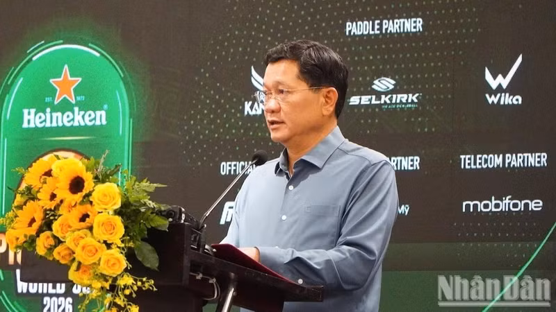 Tran Phuoc Son, vicepresidente permanente del Consejo Popular de Da Nang, jefe del comité organizador de la Heineken Pickleball World Cup 2026 y presidente de la Federación de Pickleball de la ciudad, interviene en el evento. (Foto: ANH DAO)