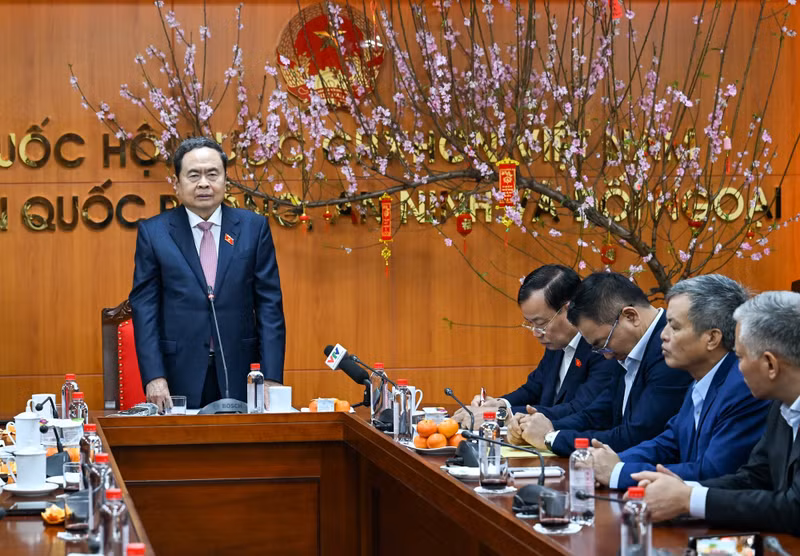 El presidente de la Asamblea Nacional, Tran Thanh Man (centro), habla durante una sesión de trabajo con la Comisión de Defensa Nacional, Seguridad y Asuntos Exteriores del Parlamento.