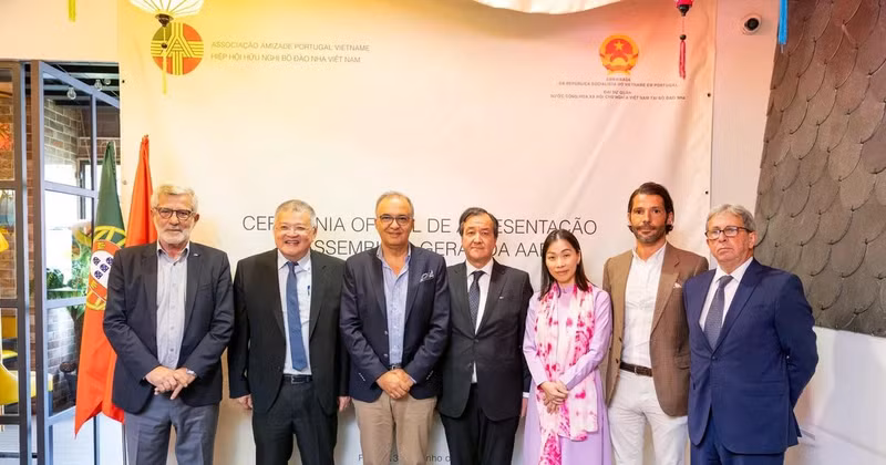 El encargado de negocios de la Embajada de Hanói en Lisboa, Nguyen Manh Thang, y algunos representantes de la Asociación de Amistad Portugal-Vietnam (Foto: VNA) 