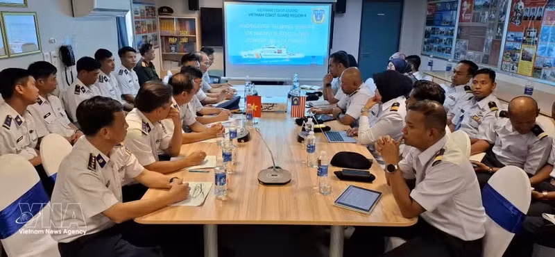 Representantes de la Agencia de Aplicación de la Ley Marítima de Malasia (MMEA) y de la Guardia Costera de Vietnam intercambiaron puntos de vista sobre la lucha contra la IUU. Foto: VNA