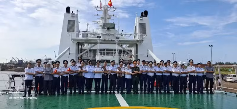 Representantes de la Guardia Costera de Vietnam y de la Agencia de Aplicación de la Ley Marítima de Malasia (MMEA) del estado de Pahang posan para una foto conmemorativa, según la tradición de la Asean en la cubierta del buque CSB 8005. (Foto: VNA)