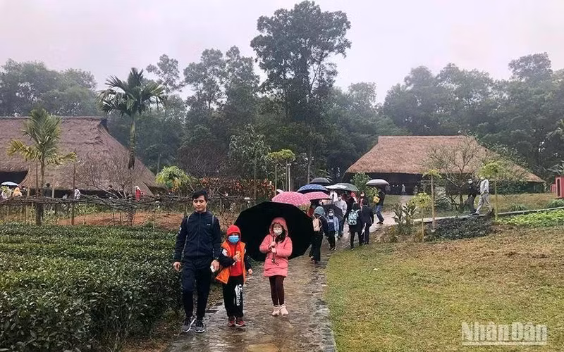 Visitantes recorren la Aldea de Cultura y Turismo de las Etnias de Vietnam.
