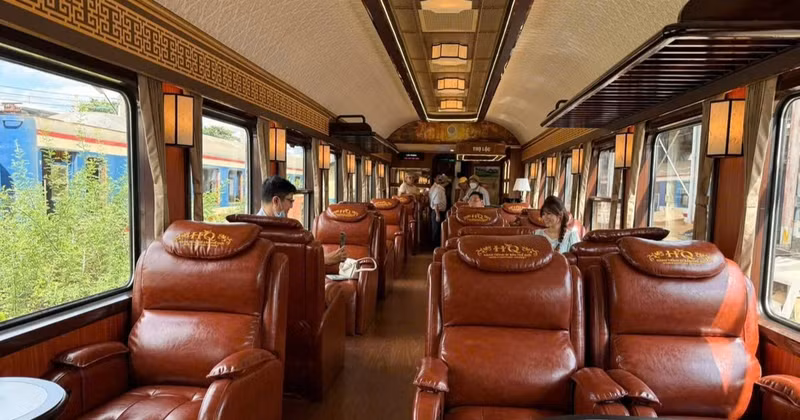 Interior del tren patrimonial HQ1/HQ2, denominado “Ruta de las maravillas, Patrimonio Mundial”. (Foto: VNR)