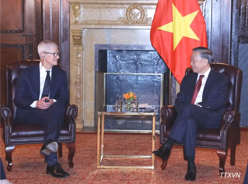 El secretario general del Partido Comunista y presidente de Vietnam, To Lam, y Tim Cook, director ejecutivo de Apple. (Foto: VNA)