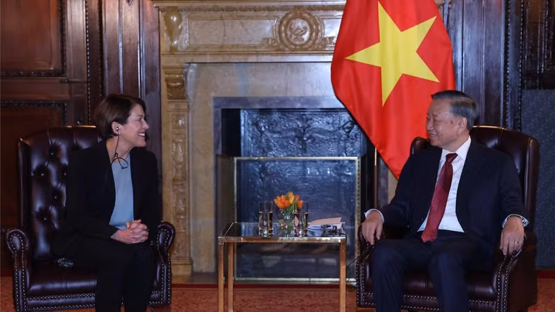 El secretario general del Partido Comunista de Vietnam (PCV) y presidente del país, To Lam, y la profesora Sarah Anne Soule, decana de la Escuela de Postgrado de Negocios de la Universidad de Stanford. (Fuente: VNA)