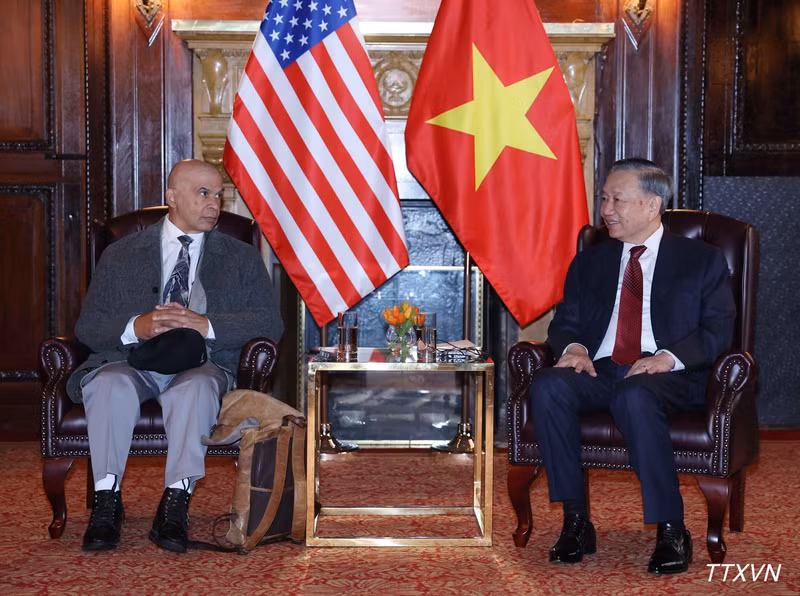 El secretario general del Partido Comunista y presidente de Vietnam, To Lam, recibe al copresidente del Partido Comunista de Estados Unidos, Joe Sims. (Foto: VNA)