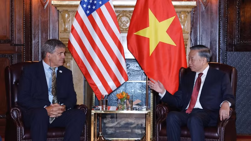 El secretario general del Partido Comunista y presidente de Vietnam, To Lam, recibe a Thomas R. Hardy, director interino de la USTDA (Fuente: VNA)