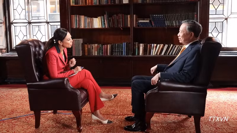 El secretario general del Partido Comunista y presidente de Vietnam, To Lam, en la entrevista con Bloomberg TV (Fuente: VNA)