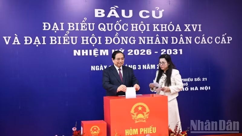 El primer ministro de Vietnam, Pham Minh Chinh, y su cónyuge emiten su voto en el colegio electoral número 21, ubicado en el barrio de Tay Ho, en Hanói.