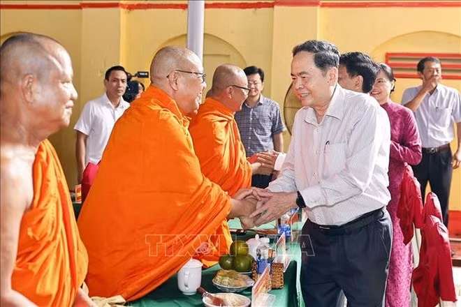El presidente de la Asamblea Nacional, Tran Thanh Man, con delegados. (Foto: VNA)