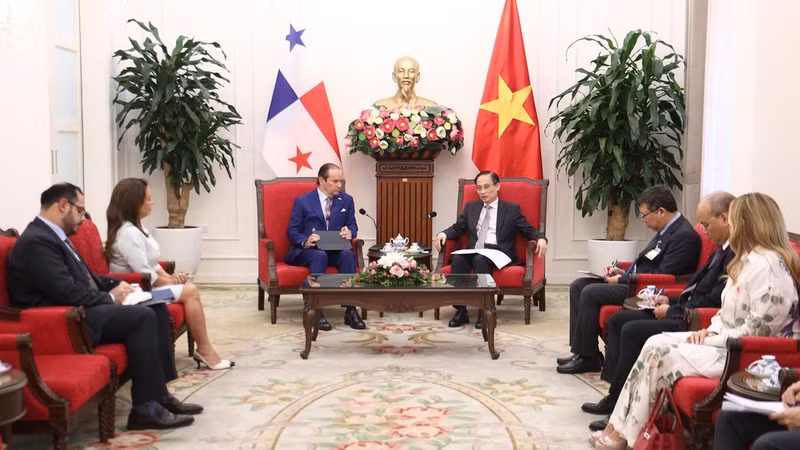 El ministro de Relaciones Exteriores, Le Hoai Trung, recibe a su homólogo de Panamá, Javier Eduardo Martínez-Acha Vásquez. (Foto: VNA)