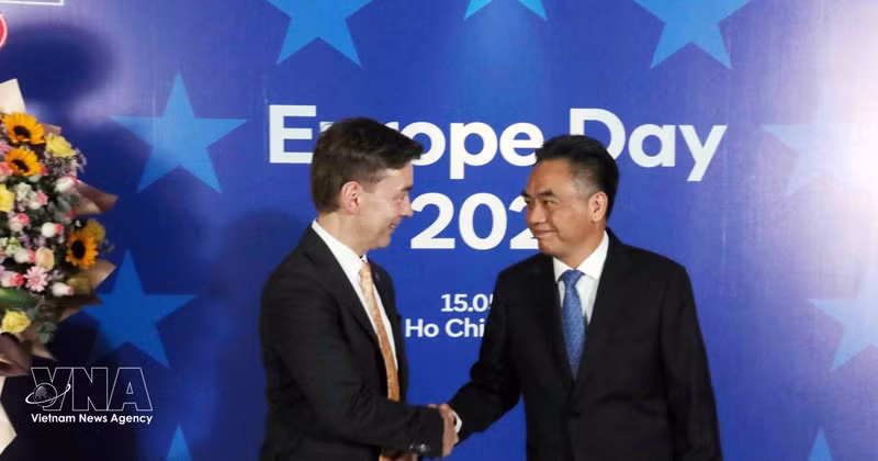 El vicepresidente permanente del Comité Popular de Ciudad Ho Chi Minh, Nguyen Loc Ha, saluda al embajador Julien Guerrier, jefe de la delegación de la UE en Vietnam. (Foto: VNA)