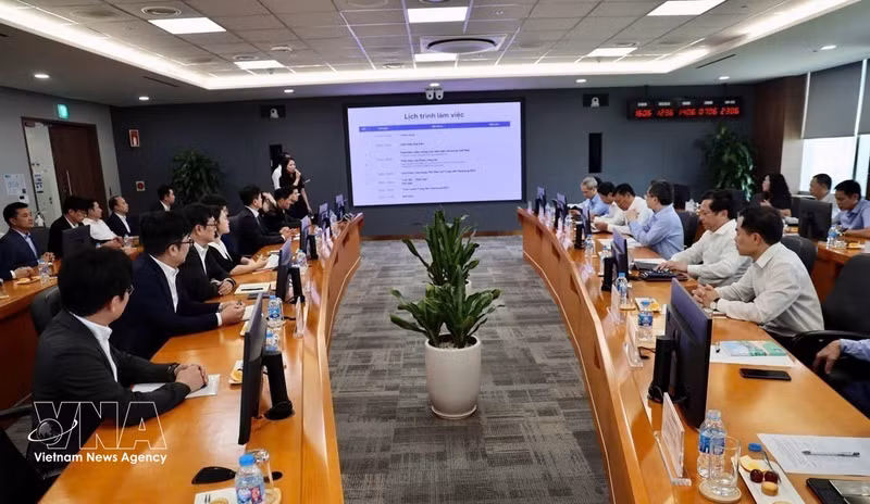 Nguyen Thanh Nghi, jefe de la Comisión de Políticas y Estrategias del Comité Central del Partido, durante la visita de trabajo al Centro de Investigación y Desarrollo de Samsung Vietnam. (Foto: VNA)